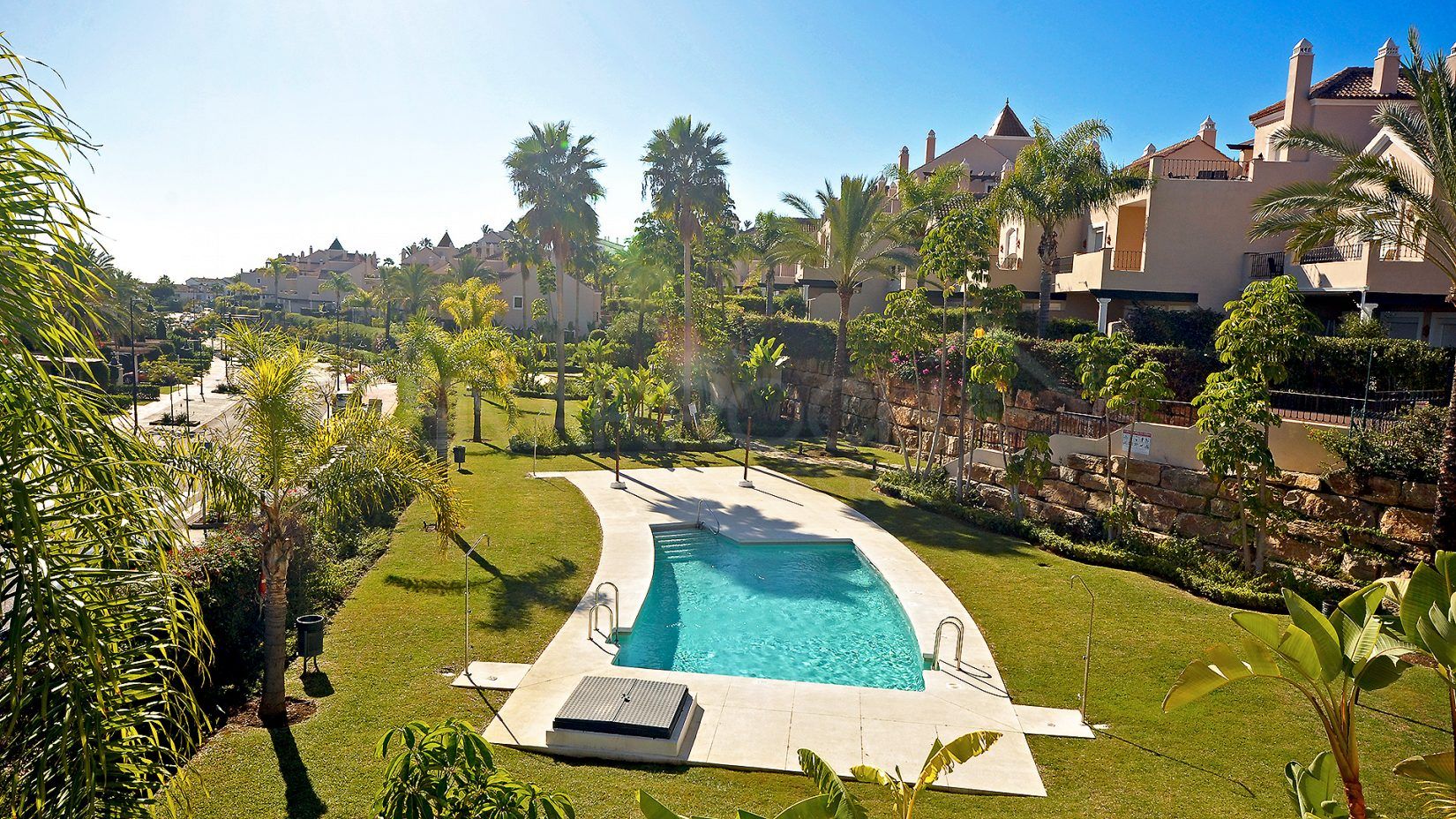 Paraíso Hills, maisons de ville à côté de terrains de golf à Estepona
