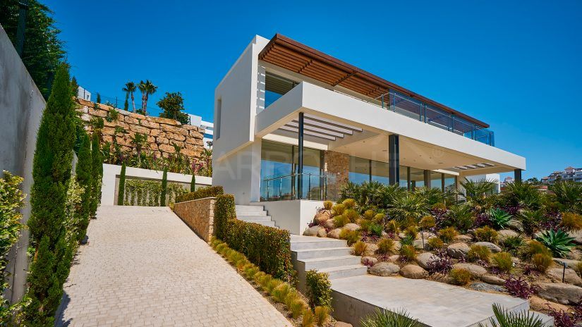 Living in a villa overlooking the golf Atalaya in Capanes Sur, Benahavis